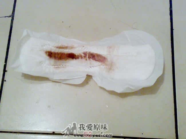 1、巾巾，仔细看上面有一根B毛。