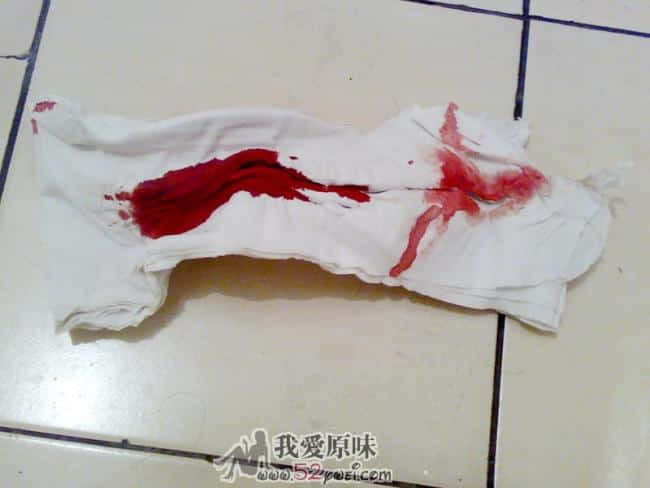 纸垫，右边的血怎么来的，偶猜应该是MM换卫生巾时用这地方擦BB捏出来的血。