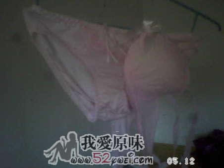 这是一套内衣，丝质的，滑滑的感觉，性感不失可爱。。呵呵