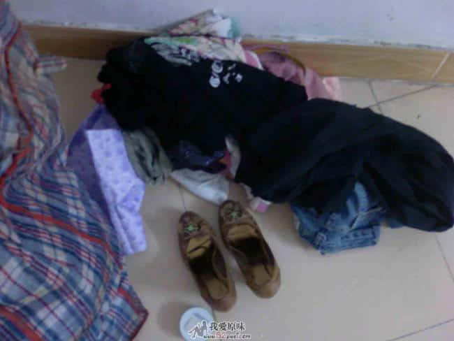 我从袋子掏出一堆衣服，鞋盒还有鞋子