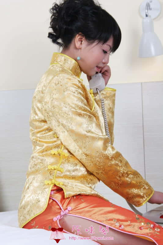 旗袍上再穿一件缎袄，在床上.jpg