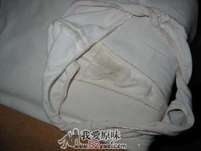 嘿嘿厉害吧，，一直在卧室的小单人沙发后面的地上不知道是不是她忘了放哪里了还是放在沙发上自己滑下去掉沙