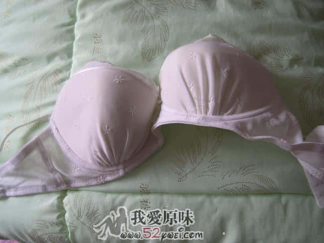 女孩大约上初三，身材与长相都是一流的，有机会拍几张传给同好