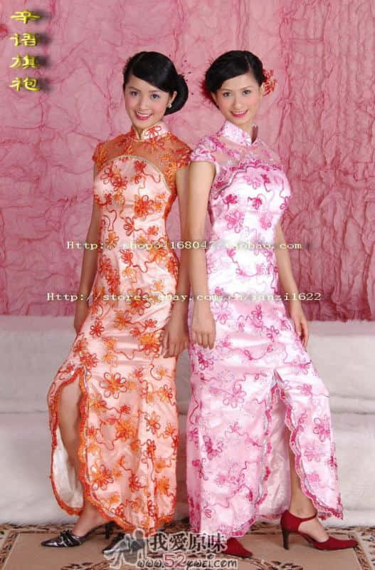 站在她们的身后，双手环抱她们。。。。