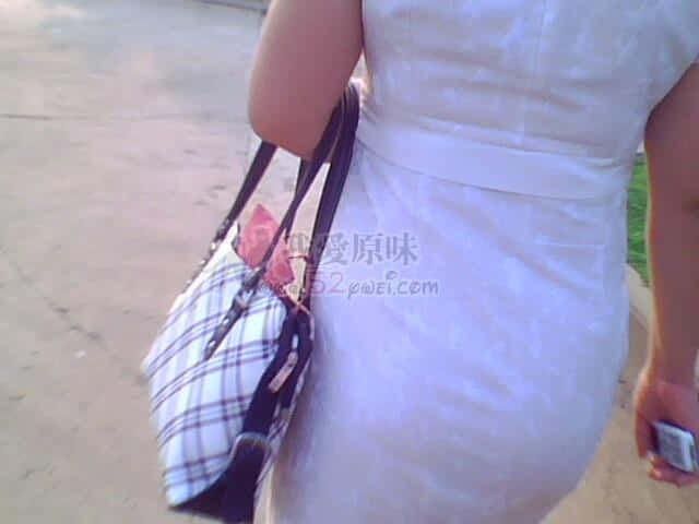 这少妇轻扭圆臀迷死人，一袭白连衣裙，快感来源于得手时的心跳，洗过的好弄，原味的难觅