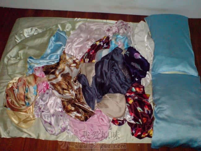 在絲滑床組上鋪上睡衣