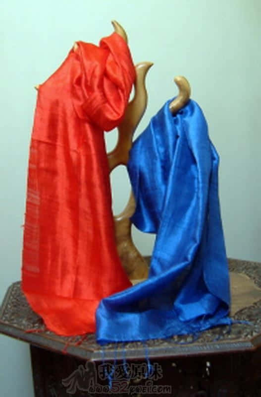 蓝丝：“这两天他老让我们隔着纱巾包dd。” 红丝：“他偏心眼！”