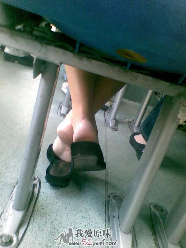 先交叉双脚，露出脚掌颤抖挑逗我