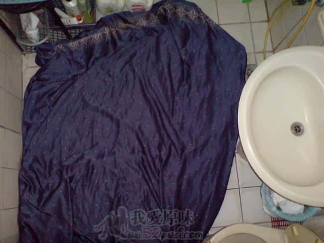 將真絲被帶進浴室準備大SHE一番