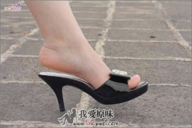 01超级迷人的玉足，想舔吗.jpg