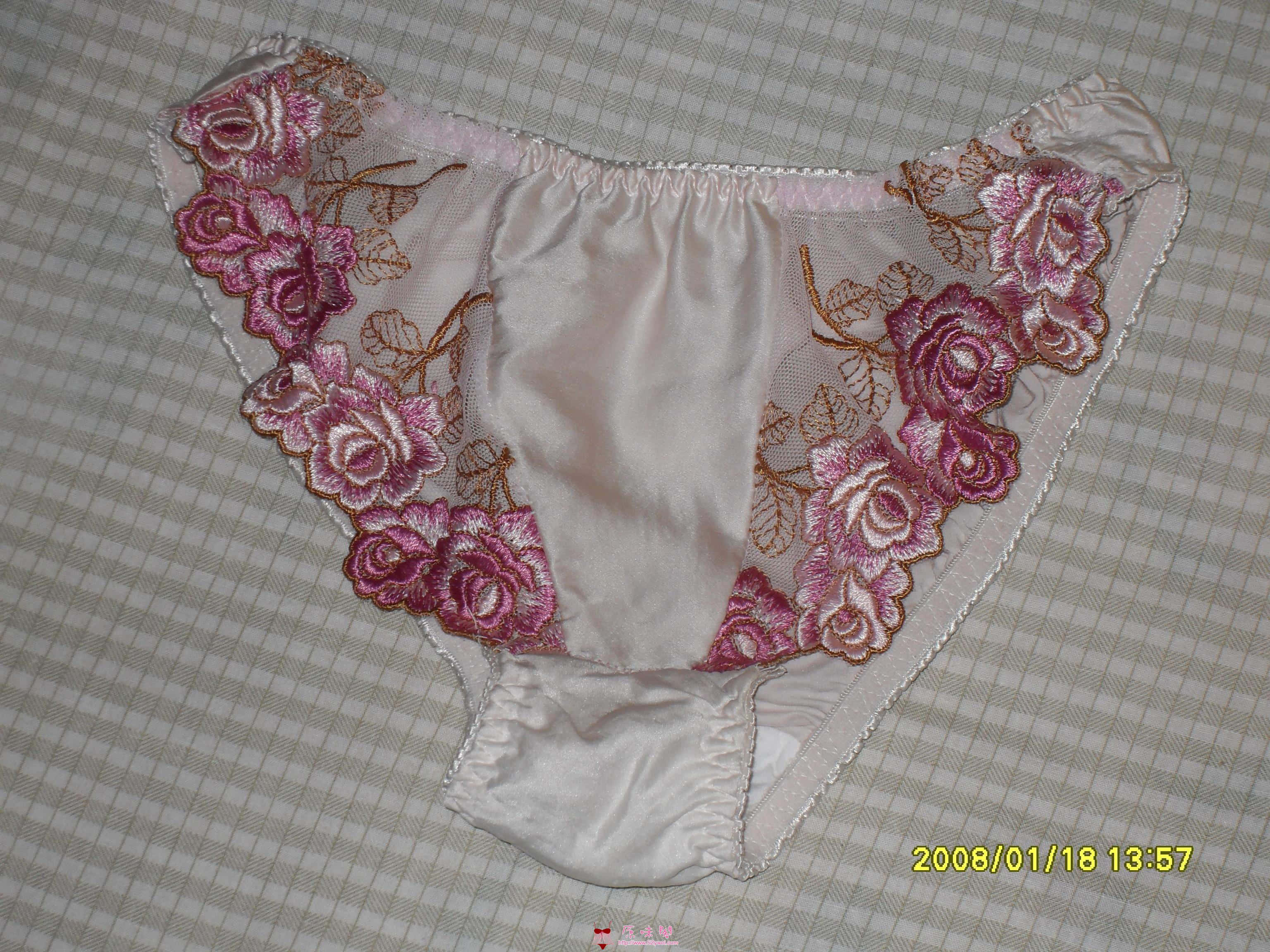 淡粉色的，绣花很好