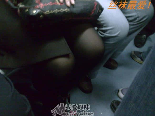 地铁10号线黑丝袜睡着小少妇 (1).jpg