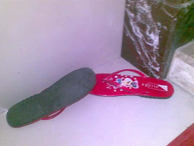 少妇门前精致凉拖，红的惹火，激情迸发