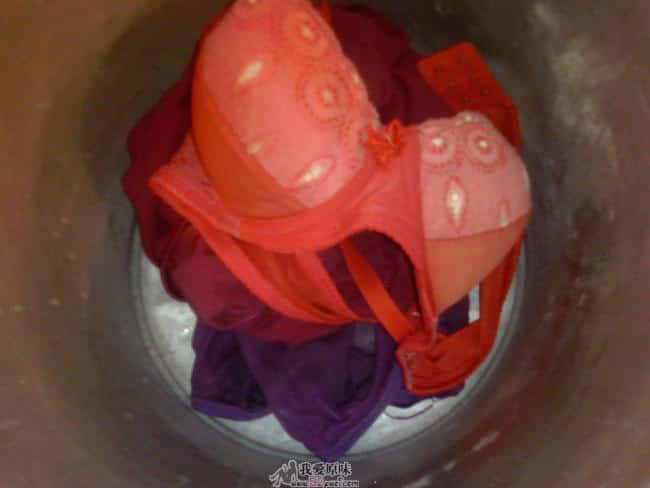 因为天气冷,MM一般换内裤和内衣而已,