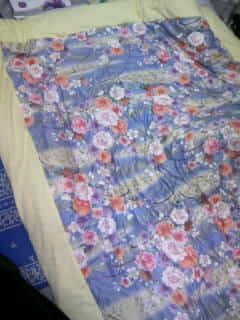 像穿着花缎和服的美女