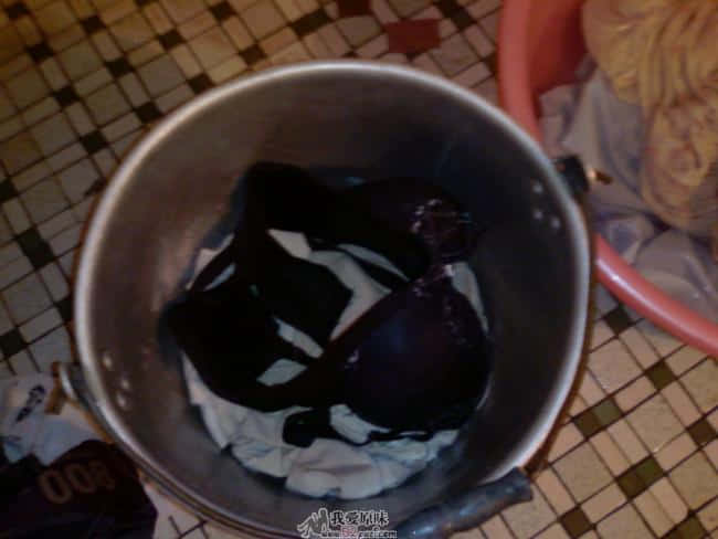 提桶里黑色的奶罩是第一次看到的