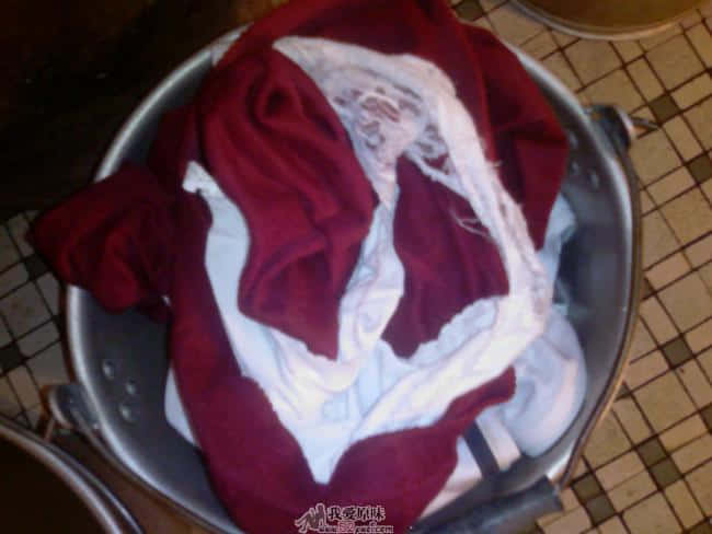 换下的衣服放满一桶，不用说，肯定有原味内内