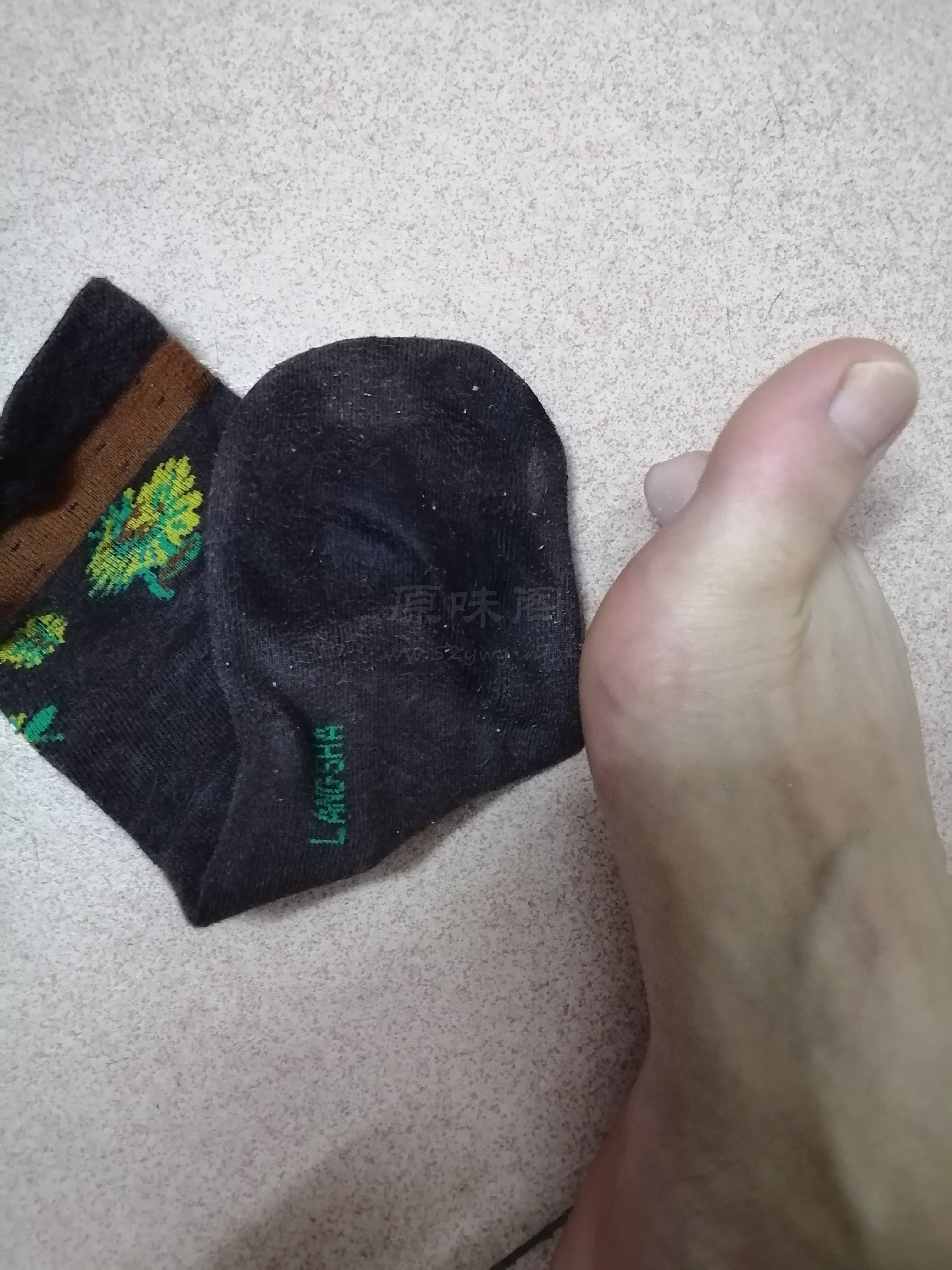 脚汗泡湿了棉袜，薰死了！【Q：3588605705】