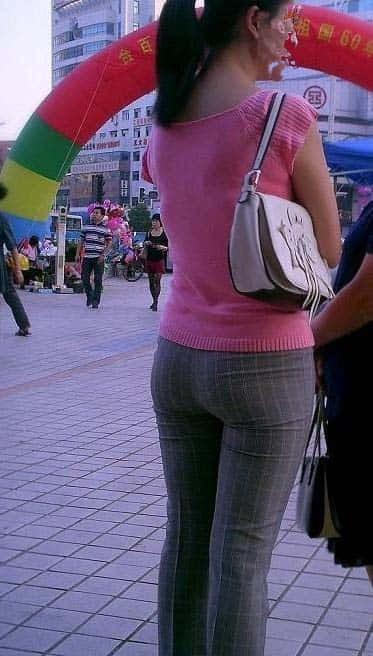 丰满臀部料裤紧臀少妇.jpg