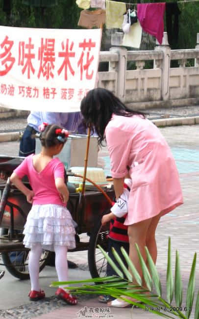 美眉的粉红色上衣很可爱呀