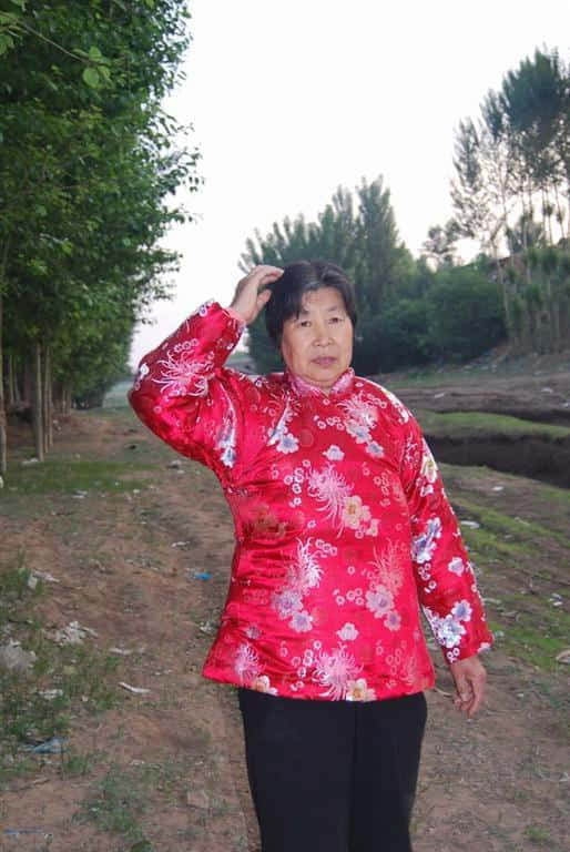 这样年纪的老女人，穿上缎袄才更有魔力哦