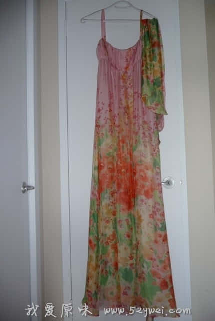 刚刚到手的真丝长吊带晚礼服