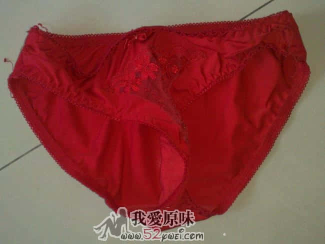 旁边的红内裤，也是在地上拍的丝质手感滑滑的