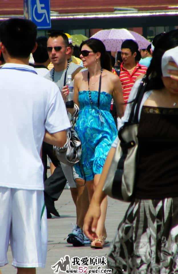 个人比较喜欢这组，很少在街上遇到这样的外国MM，而且衣服的质量很好啊！
