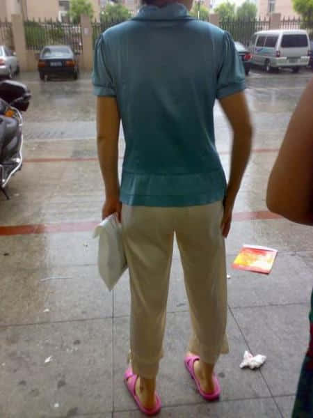 下雨了好像在等车