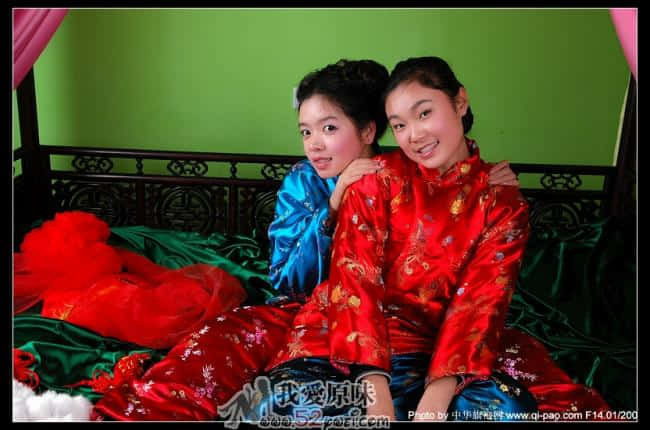 坐在她们身后，双手紧紧地抱住，用jj顶住。。。。