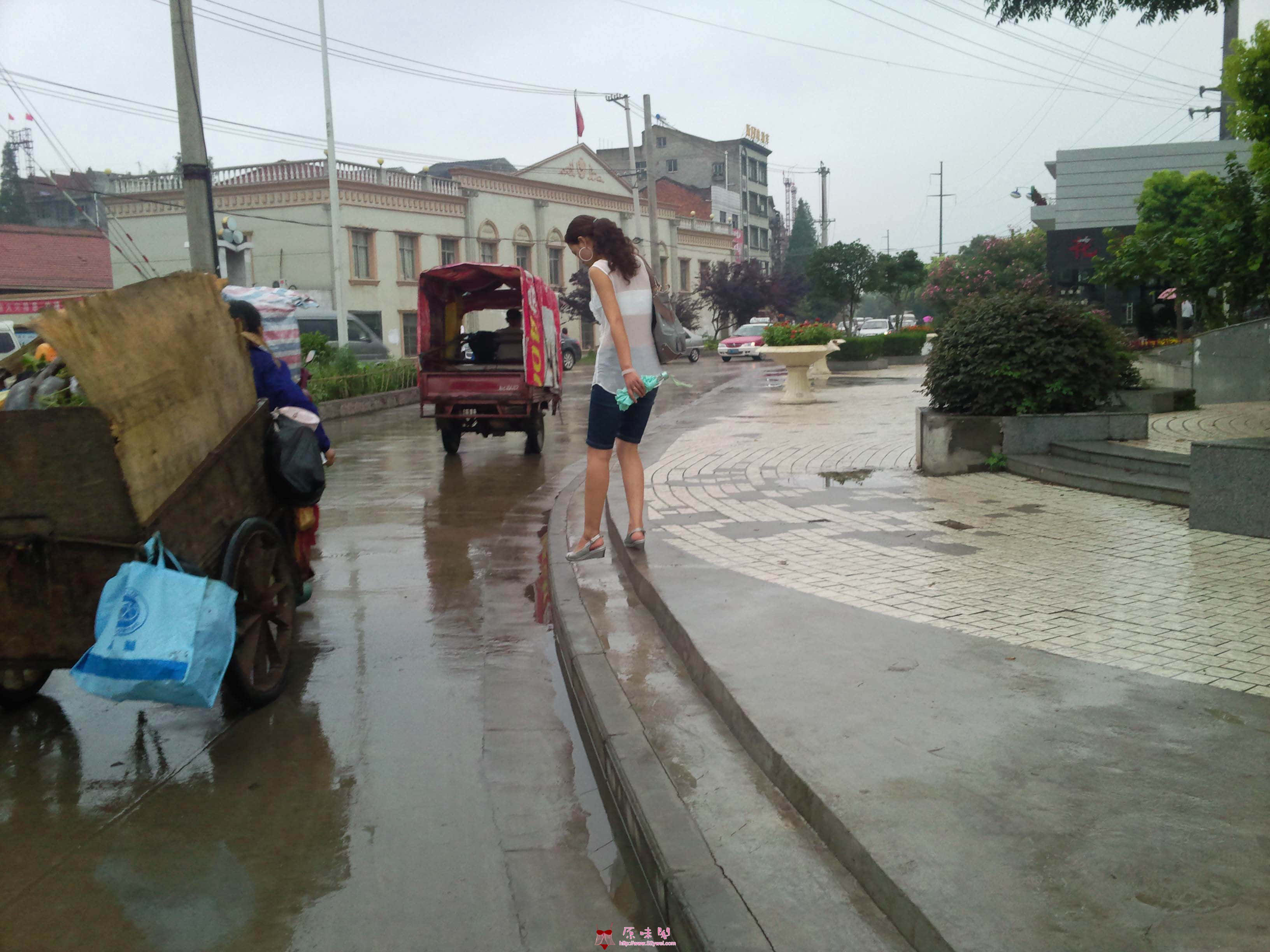 在路上看见一MM穿的是好透明的就拍了下来