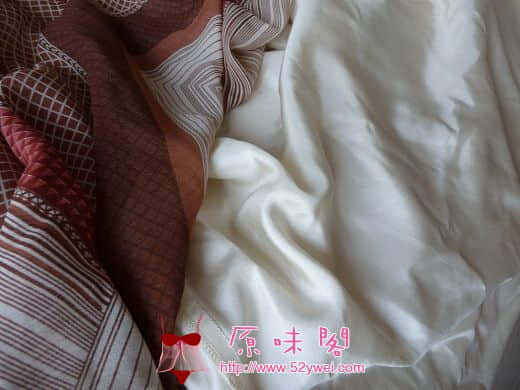 这条的特别之处是里外都是真丝的,衬里是很薄的真丝电力纺