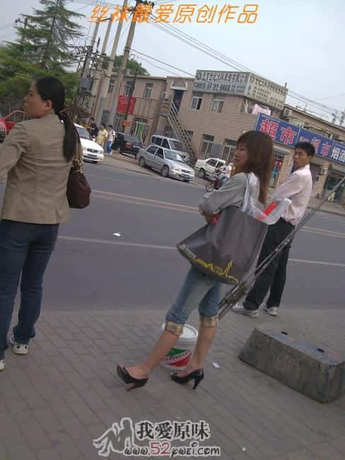 389车站高跟美妇 (1).jpg