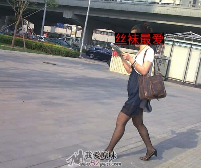 5月6日蓝裙黑丝熟妇 (1).jpg