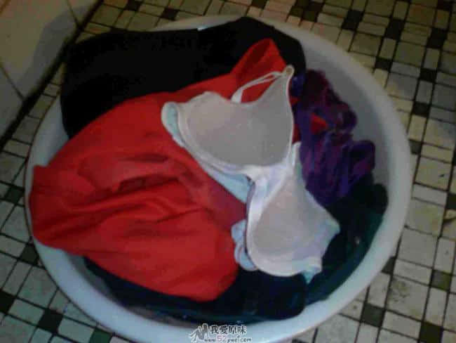 晚上回去很晚，径直走向1楼的女浴室，其实这个浴室也就是2个MM用的，因为她们的房子跟洗手间分开，其它楼层