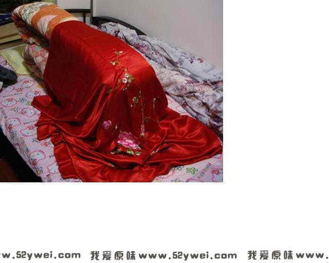 把被面铺在叠好的被子上